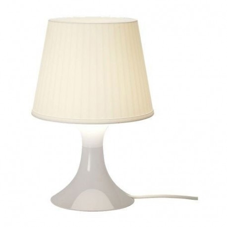 Lámpara de mesa blanca, de Ikea