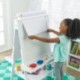 KidKraft 62040 Caballete artístico de madera para niños con rollo de papel y 2 recipientes para pintura en color blanco