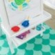 KidKraft 62040 Caballete artístico de madera para niños con rollo de papel y 2 recipientes para pintura en color blanco