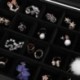 SONGMICS Caja Joyero, Bandejas para Joyas, con Tapa de Cristal y Candado, con 24 Compartimientos, Negro, JDS303