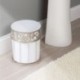 mDesign Papelera en acero con detalles en plástico – el perfecto accesorio para el baño o para su oficina con un diseño moder