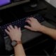 ENHANCE Reposamuñecas para Teclado del Ordenador PC o Mac / Cojín Almohadilla Alfombrilla Ergonómica Antideslizante y Antides