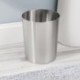 mDesign Papelera metálica pequeña – Cubo de basura moderno para el baño, la oficina o la cocina – Preciosa papelera de diseño