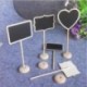 Mini pizarra de tiza de Sumaju de madera con forma de corazón/lazo, con soporte vertical, uso para mensajes, etiquetas, tarje
